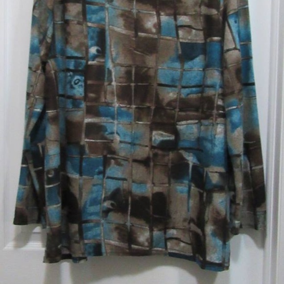 New Ladies Top please refer to description measurements - Picture 8 of 16